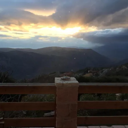 κόκκινο σπίτι Villa Arachova